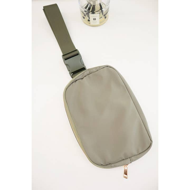 Sac à bandoulière de couleur unie avec ceinture pour la vente par Love and Repeat
