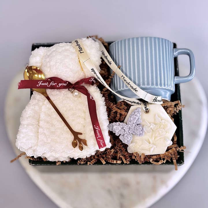 OH MY BOX - Wholesale Gift box - Cozy Gift Box For Women With Mug Teddy Bear And Soy Wax Arom1