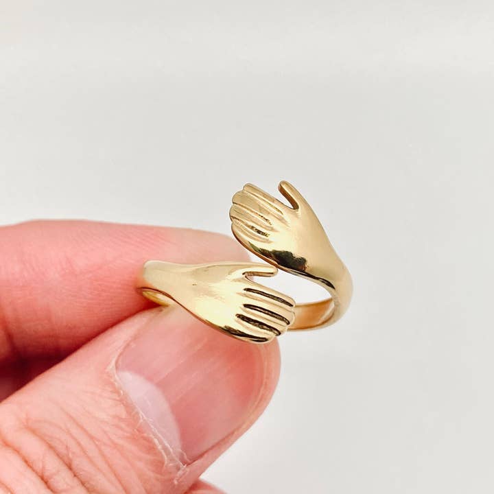Mio Queena - Wholesale Cocktail/Statement Ring - Hands Cuddling Gold Plated Stainless Steel Ring - FGS