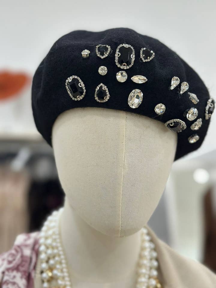 Gorro con detalle de joya para venta al por mayor de ADORA