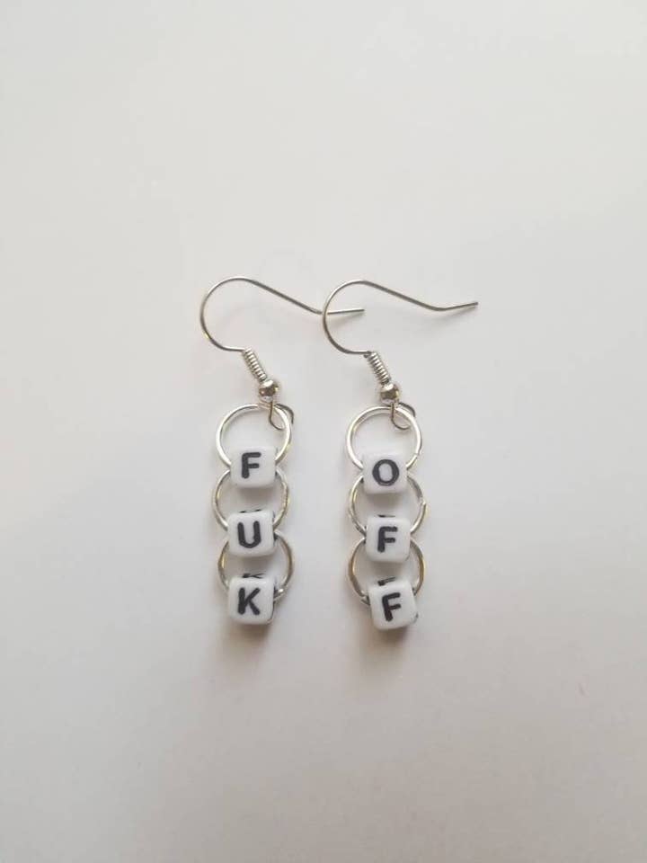 Boucles d'oreilles mot « Fuk Off » en perles pour la vente par Sapphire Creations