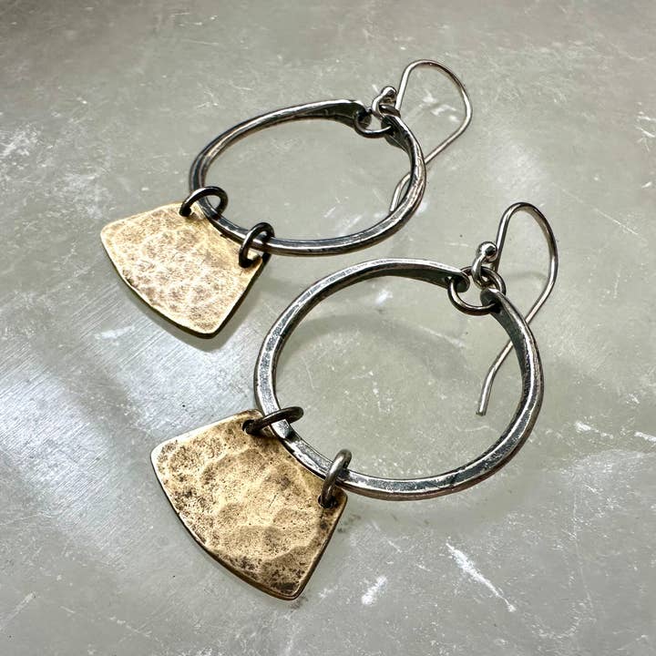 Sleutelgat Mezzaluna Oorbellen met Zilveren Hoepels voor wholesale door Jennifer Kahn Jewelry