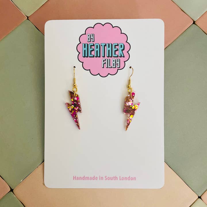 Piccoli Orecchini a Forma di Fulmine Rosa e Oro con Glitter per la vendita all'ingrosso da parte di By Heather Filby