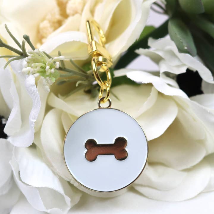 Porte-clés/breloque en os de chien pour la vente par Petals & Pooch