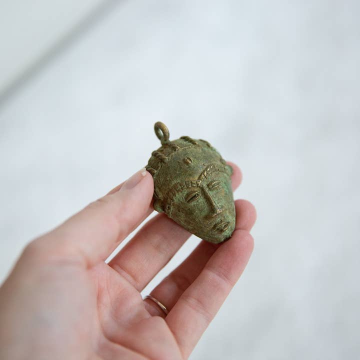 Old New House – Großhandel Kette mit Anhänger/Charm – Vintage afrikanische oxidierte Bronze-Masken-Anhänger
