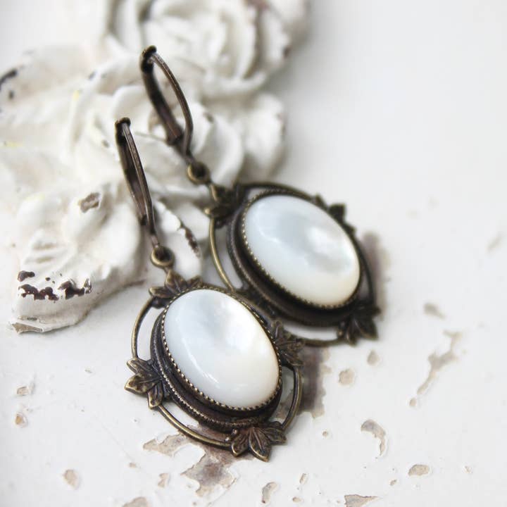 Boucles d'oreilles en nacre de style vintage pour la vente par Circa 1890