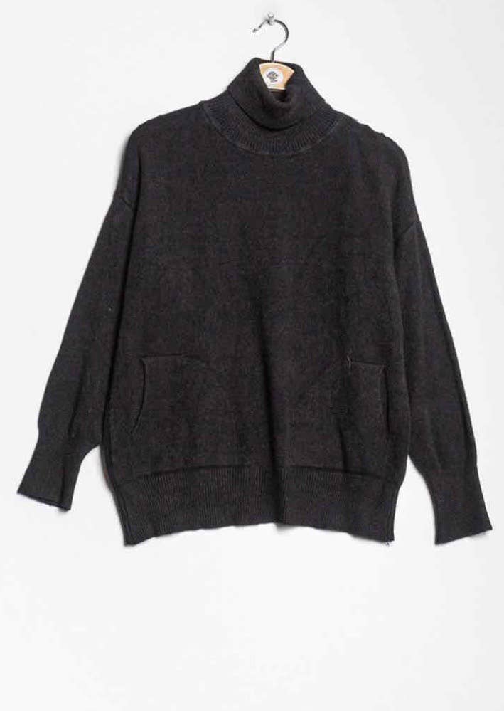 LÉA & LUC – wholesale Knitted jumper – Women′s – Turtleneck sweater with pockets REF. 003032