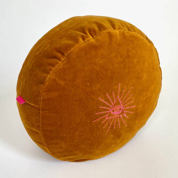 Biologisch meditatiekussen All Seeing Eye, mosterd, geborduurd voor wholesale door reinc.