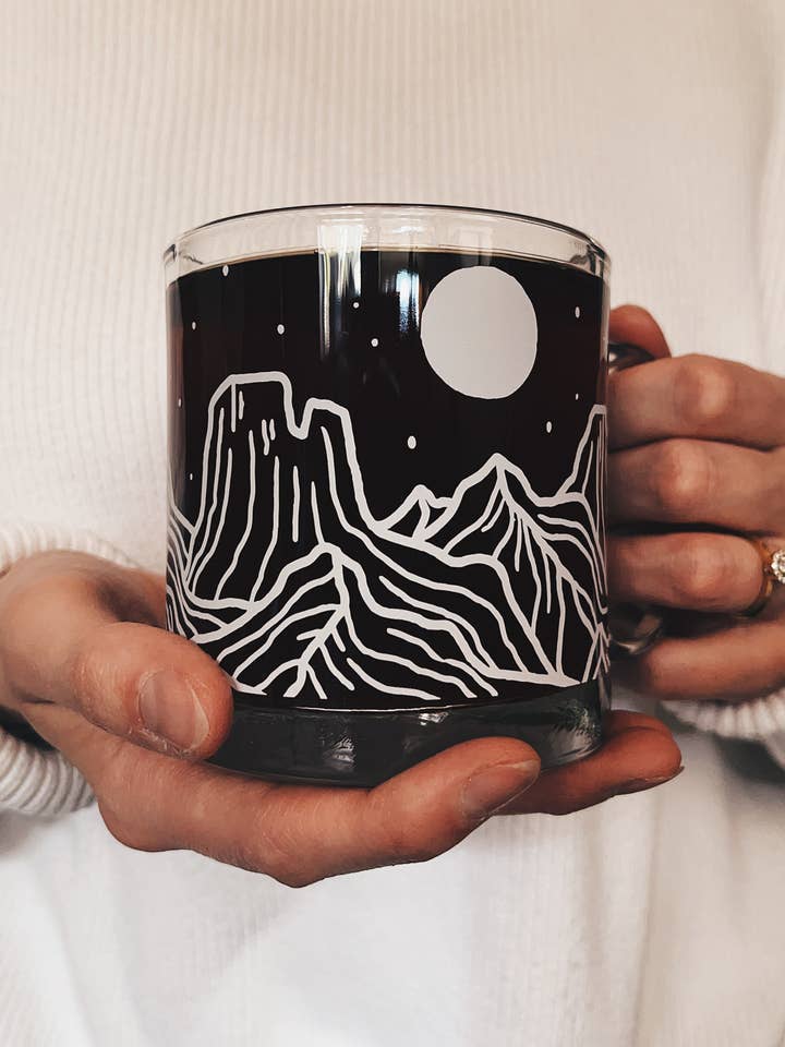 Mountain Range glasmugg 13 oz vit emalj kaffemugg för wholesale av Flora West Design