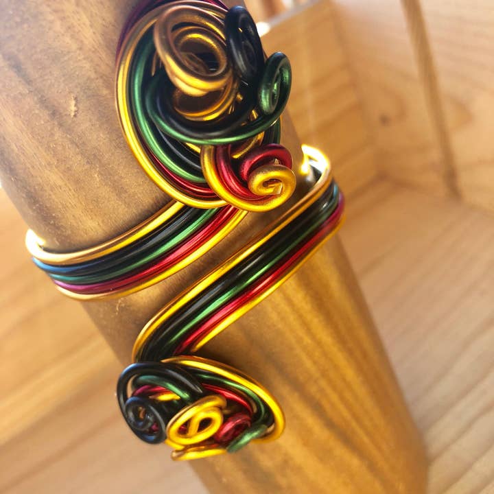 Jewelry With Me – Großhandel Manschettenarmband – Wakanda-inspirierter Armreif Black Panther Schmuck, schwarz rot grün gold1