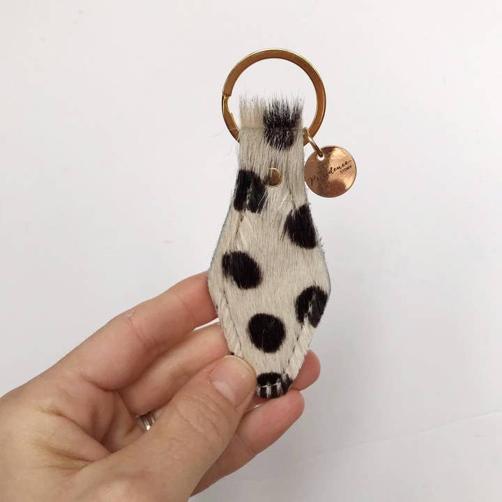 Lys Beige Cheetah Hår på Skjul Læder Retro Motel Keychai for engroshandel hos Wild Sky Leather