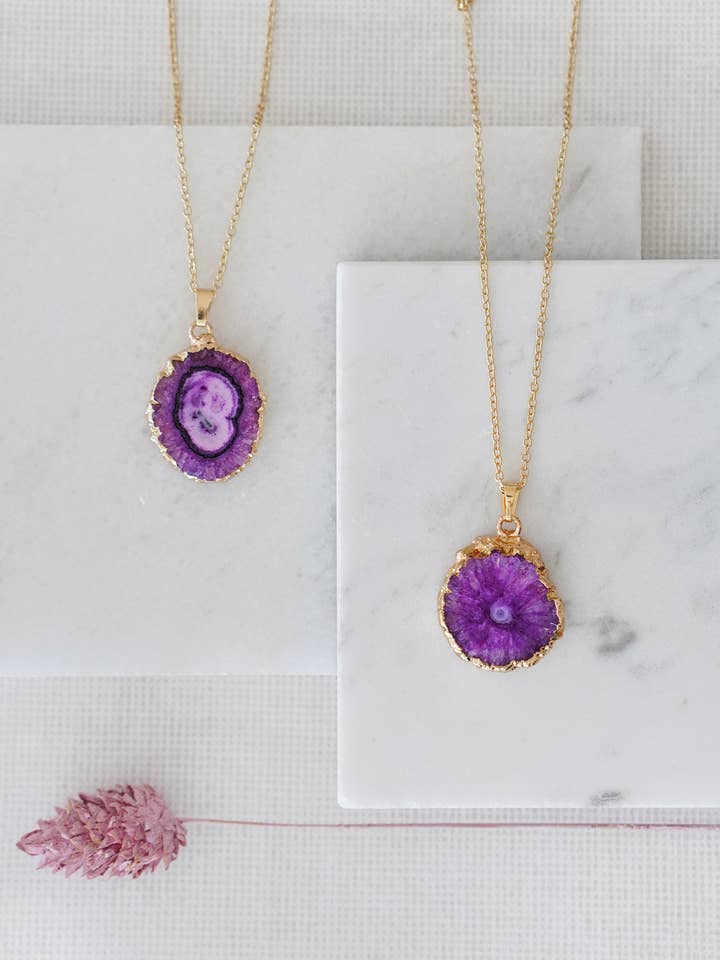 Collier à pendentif en forme de mini-agate violette brute de couleur dorée pour la vente par Xander Kostroma