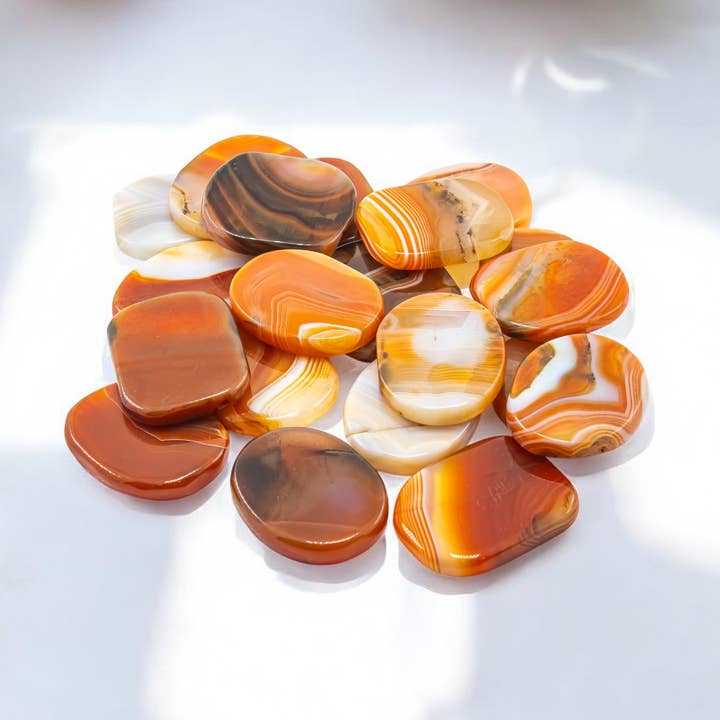 Gestreepte Carneool Glad Groot 1/2 KG -1Lbs voor wholesale door Quasar Gems USA