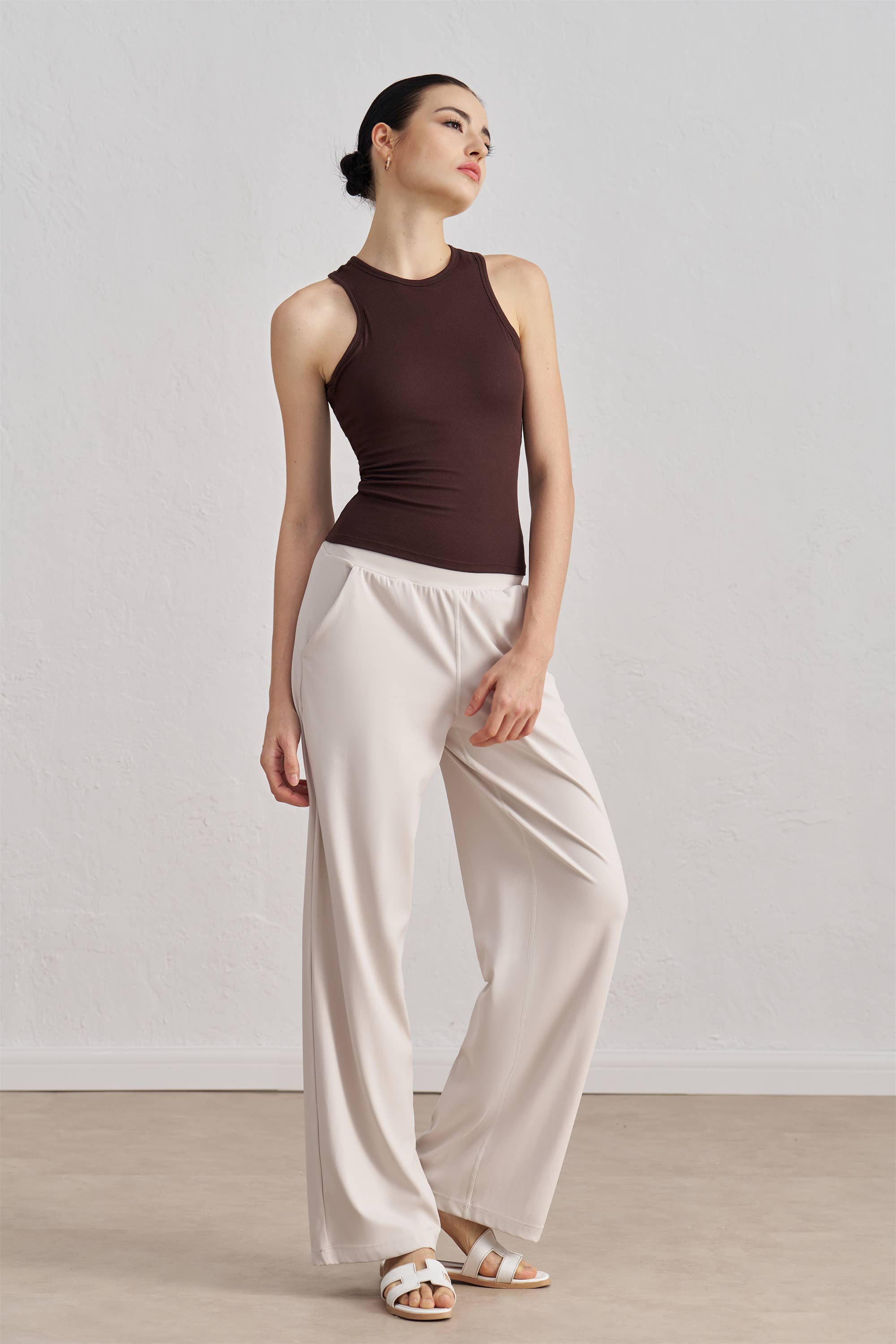 91thelabel – Großhandel Sportoberteil – Damen – Madeline Geripptes Racerback-Aktivoberteil9