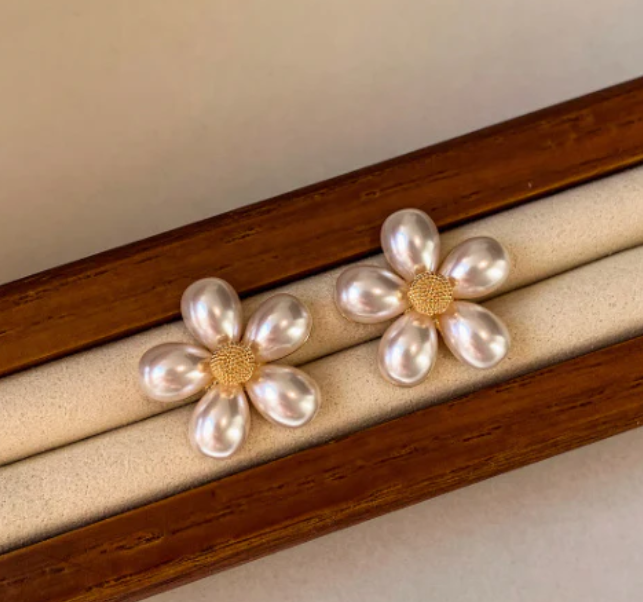 Wild & Free - Wholesale Stud/Post Earrings - Pendientes pequeños en forma de margarita1