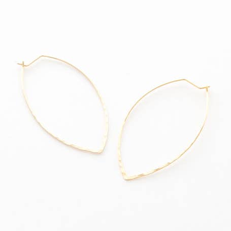 E7005-Grote lichtgewicht oorbel van gehamerd metaal met spitse hoepel voor wholesale door Heidi Hull Designs