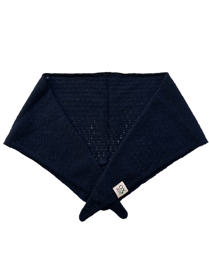 Écharpe triangulaire Ox Haven XO-Cable bleu marine pour la vente par Oxford Meadow Cashmere