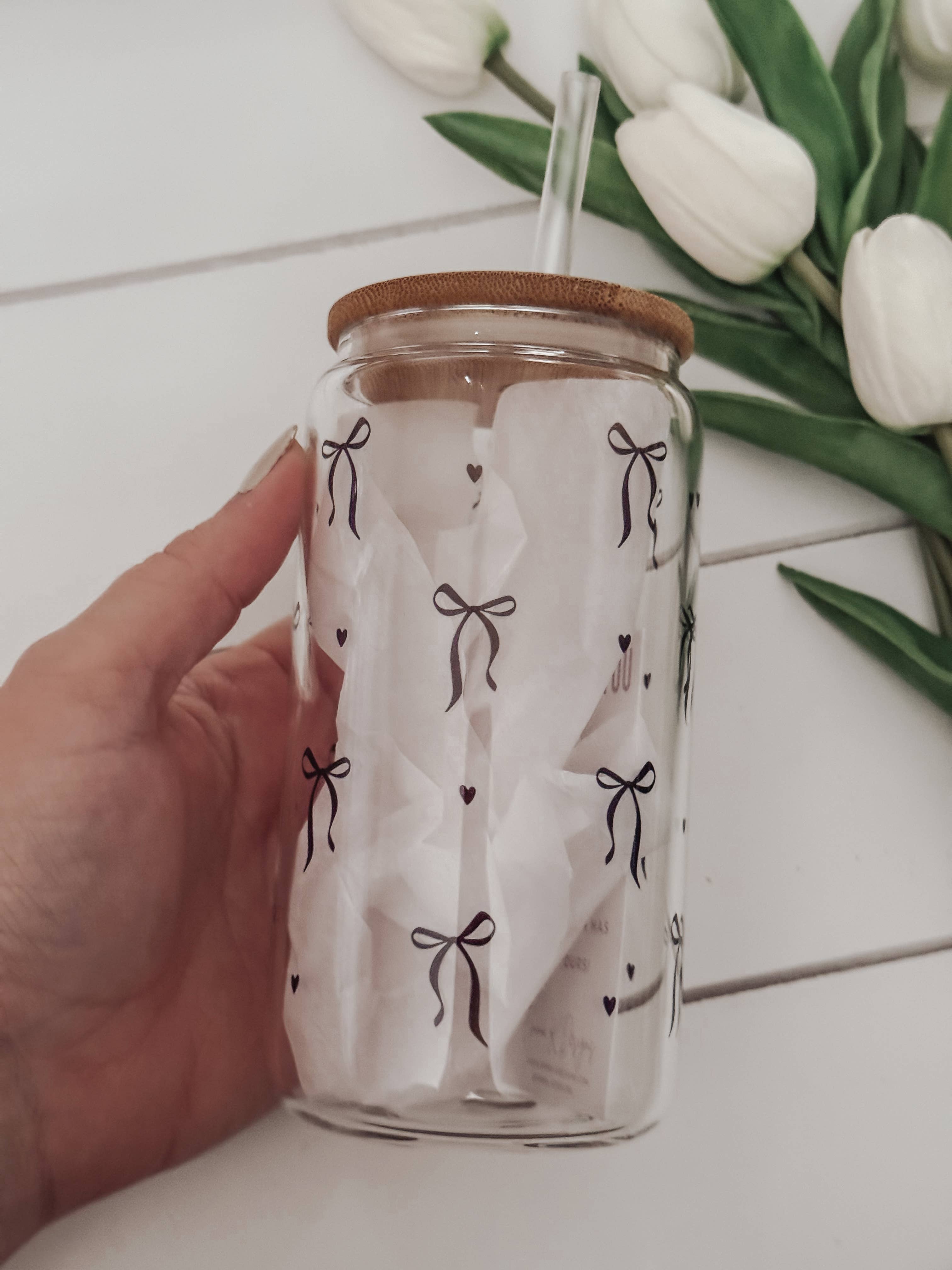 Emma K Designs - Vente Verre/tasse - Tasse en verre de 16 oz avec couvercle en bambou "Black Bows"0