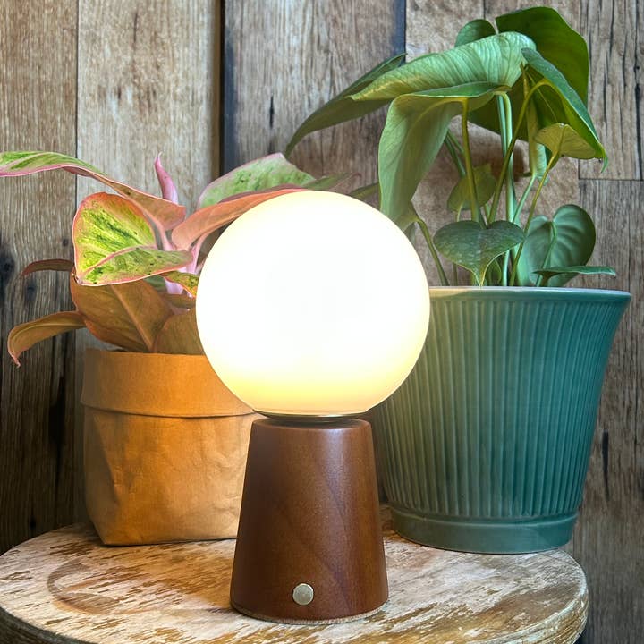 Sixton London Deco Cone Tischlampe im Teak-Stil, wiederaufladbar (klein) für den Großhandel von Sixton London