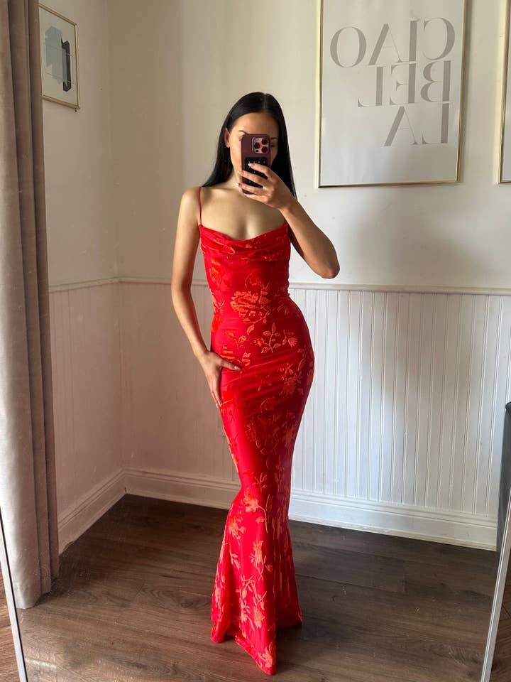 Vestido Rivera rojo con detalles florales de terciopelo para venta al por mayor de SJ The Label