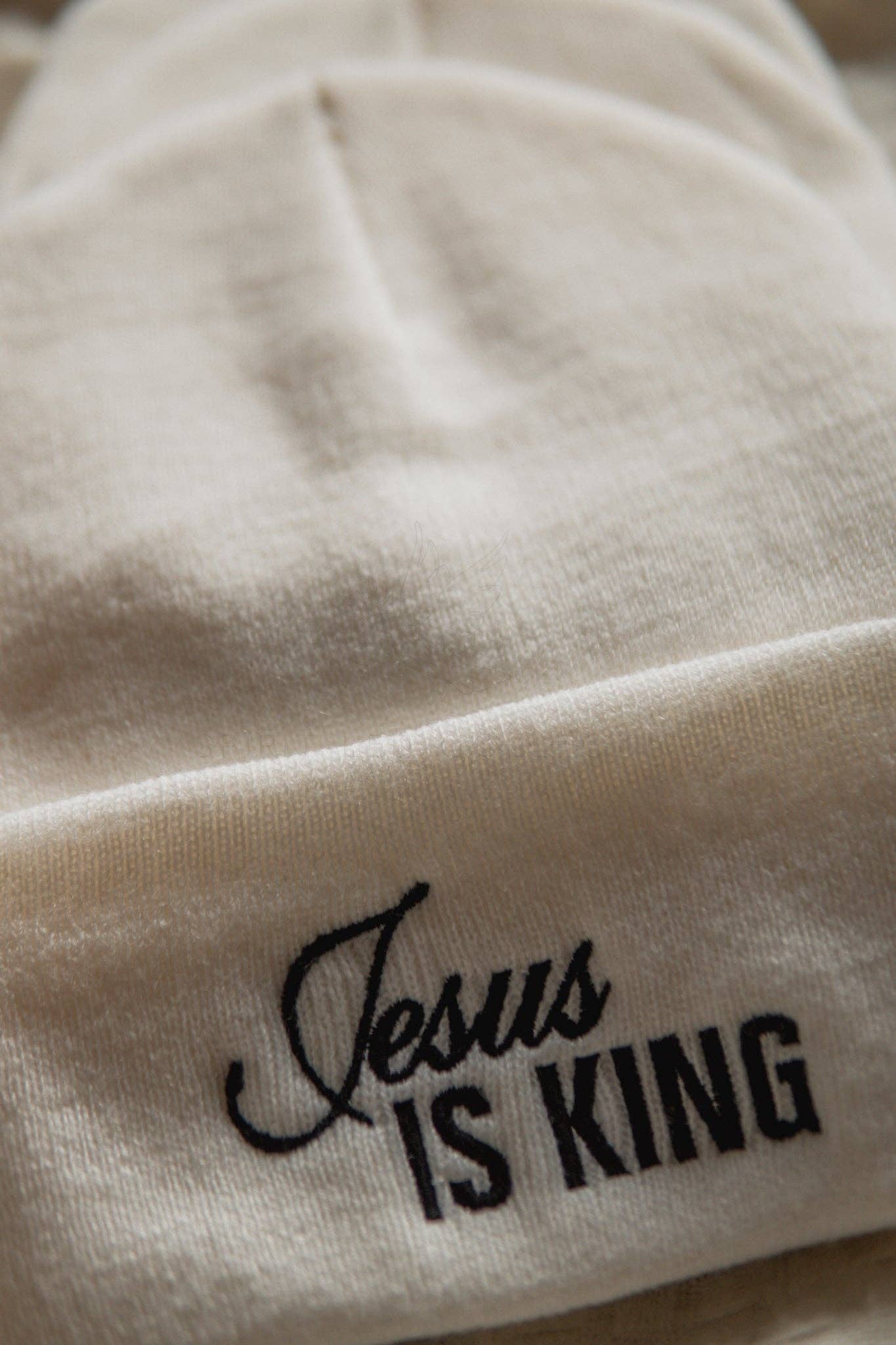 Blanco Jesus is King | Gorro de tobogán cristiano bordado de venta al por mayor en Faire7