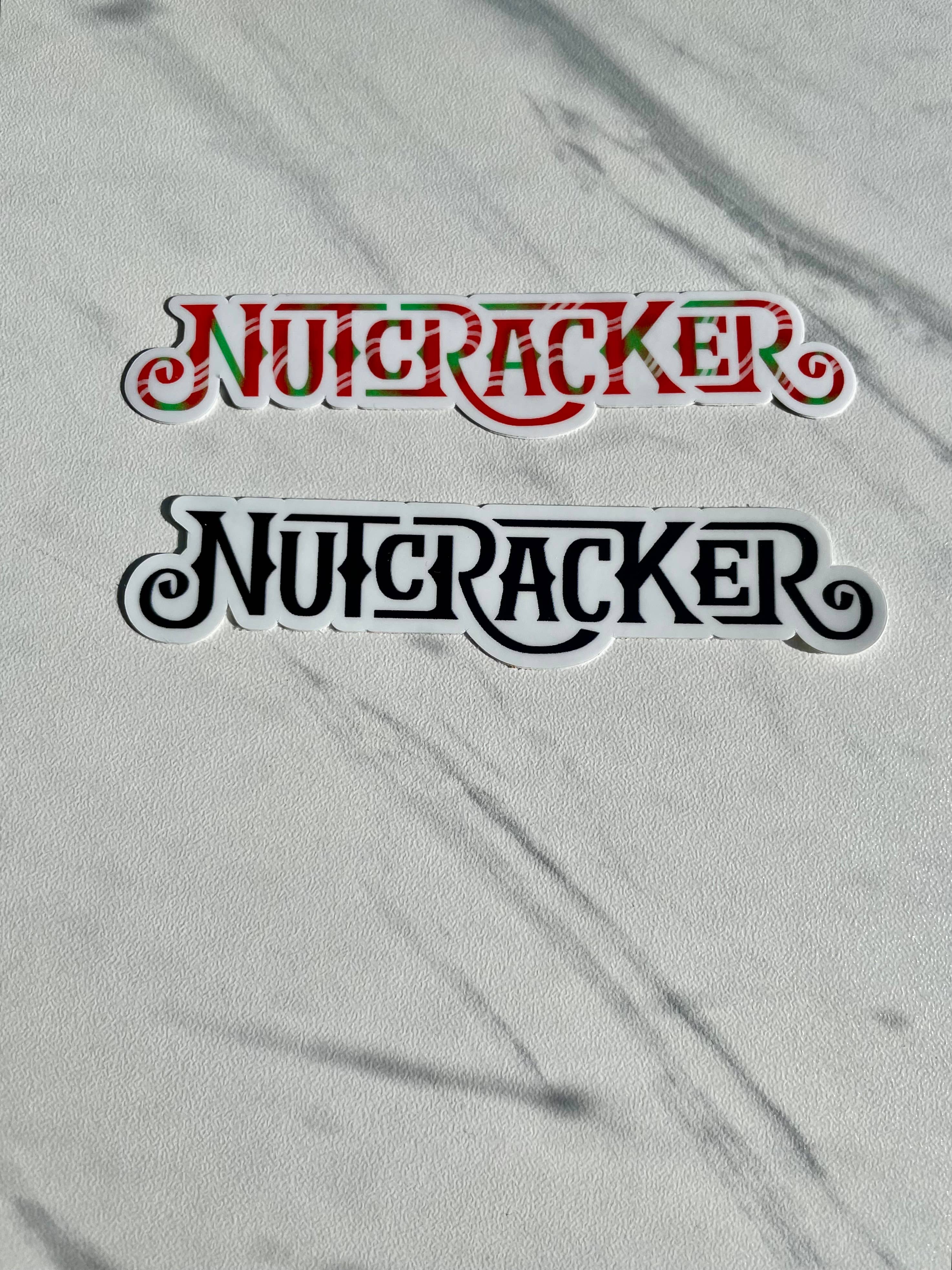 Denali & Co. – Engroshandel Klistermærke – Jule-nøddeknækker rød/grøn klistermærke, 2 farvevalg1