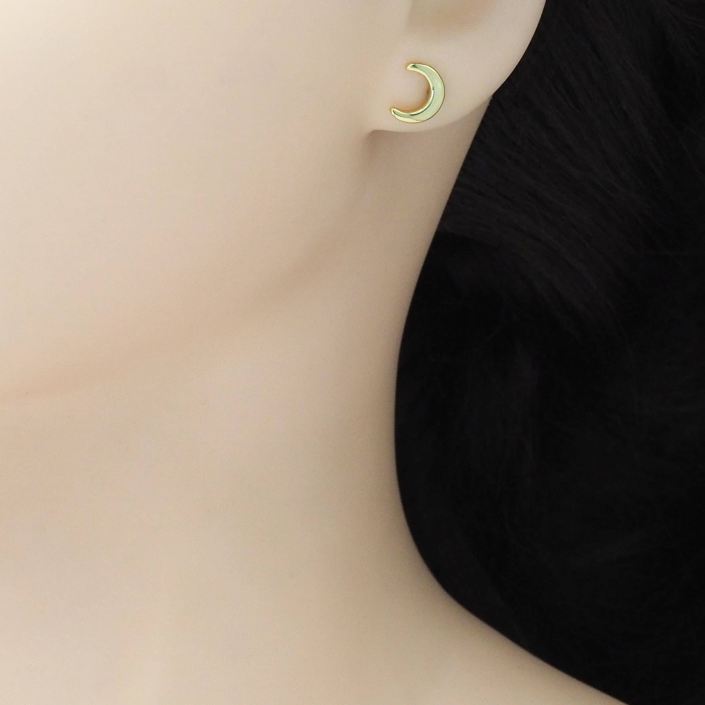 BestBeads&Beyond – Engroshandel Ørestikkere – Plain Guld Cresent Moon Stud Øreringe, Varenummer #LK8974