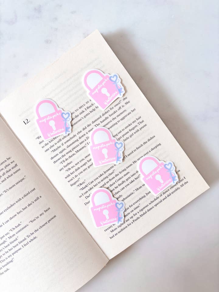 Autocollant médaillon Magnolia Parks pour la vente par Fleurs on Sunday