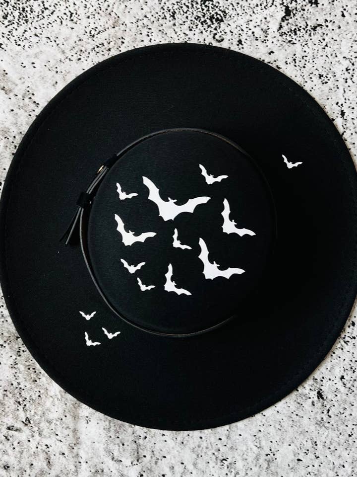 Veganistische vilten hoed met brede rand - platte bovenkant en XL rand - „Bats” voor wholesale door Witchwood Bags