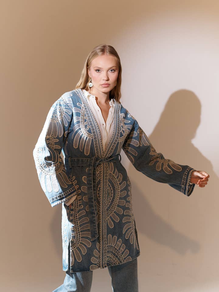 Blå denimkimono uden krave med broderi for engroshandel hos Piti Cuiti