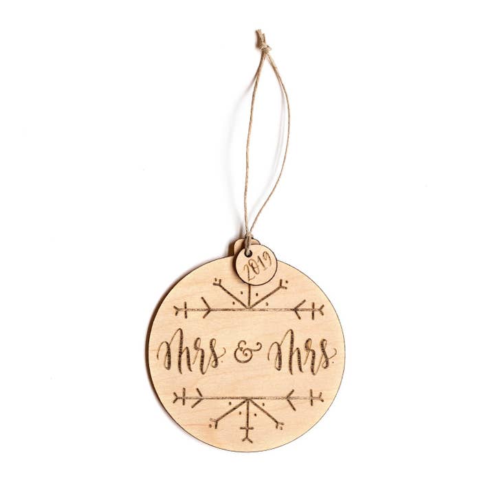 Madame et Madame Ornement en bois 2025 pour la vente par Justine Ma Design