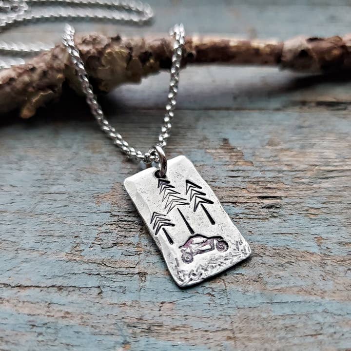 Collier UTV, Collier Utilitaire Sportif Gravé à la Main pour la vente par Kathryn's Collection