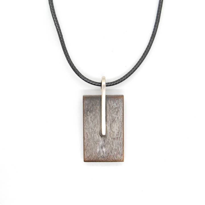 Trævedhæng med rektangulært design og sølvstang for engroshandel hos Lilja Firenze