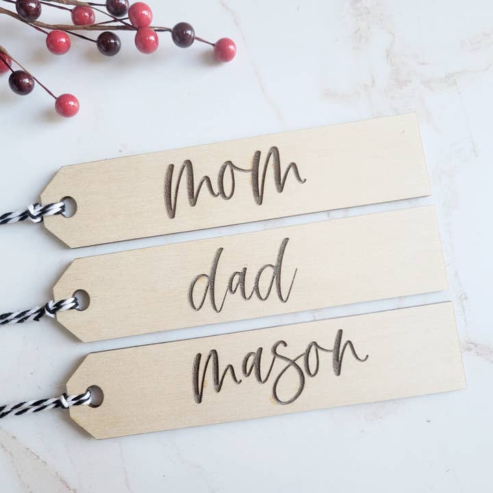 Étiquettes de bas de Noël en bois | Étiquettes nominatives personnalisées | Chaussette de Noël G pour la vente par Rosie and Vi