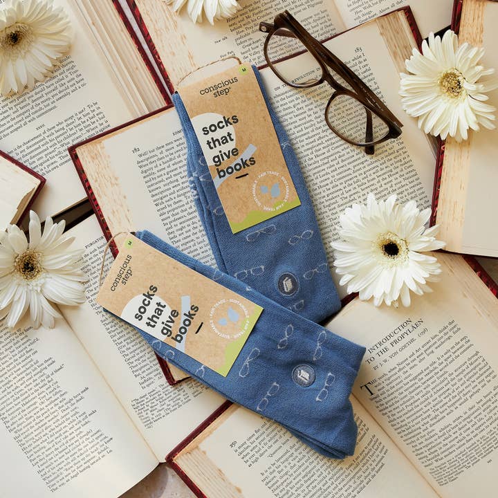 Conscious Step – Großhandel Socken - Unisex – Socken, die Bücher geben (blaue Brille)