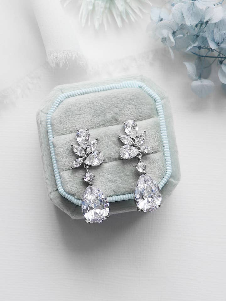 Natalia Cluster CZ Ohrringe für den Großhandel von allureweddingjewelry