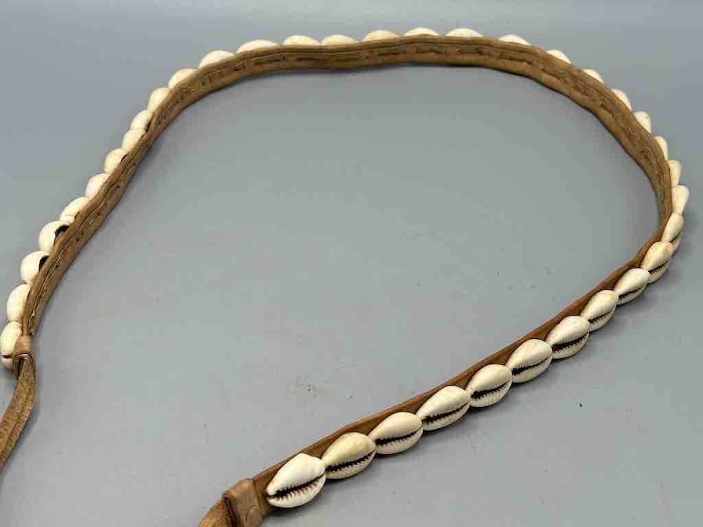 The Niger Bend – Großhandel Gürtel – Damen – Schmaler afrikanischer Krawattenverschluss aus echtem Kaurimuschelleder45