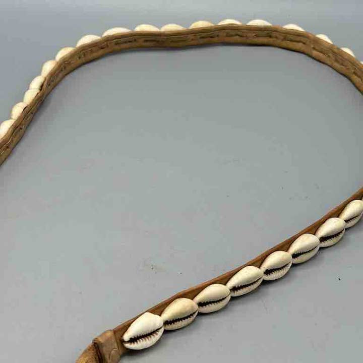 The Niger Bend – Großhandel Gürtel – Damen – Schmaler afrikanischer Krawattenverschluss aus echtem Kaurimuschelleder45