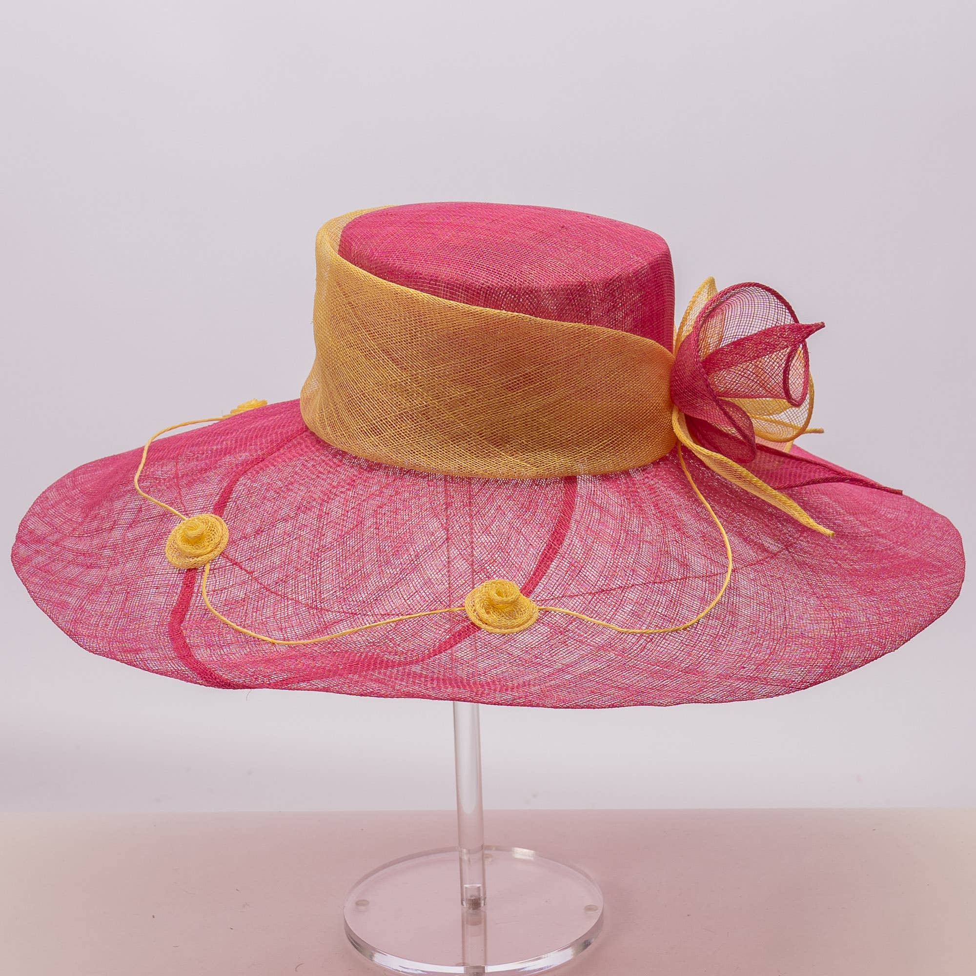 KaKyCo – Großhandel Fascinator – Damen – Zweifarbige Callalily Verzierte Breite Weiche Sinamay Hüte | 11713820