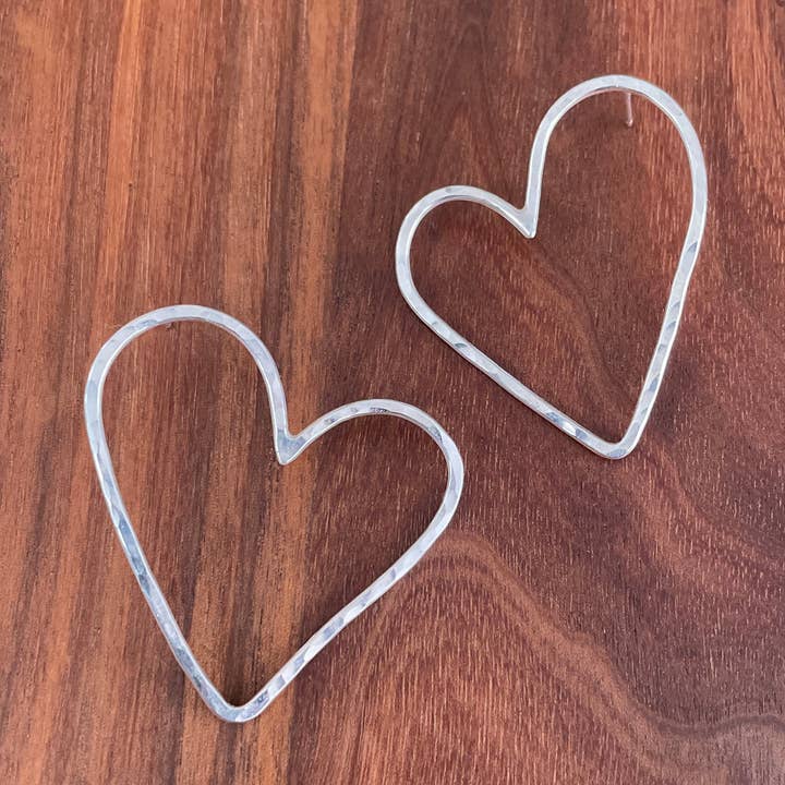 Orecchini a forma di cuore con scritta per la vendita all'ingrosso da parte di Hahn Jewelry