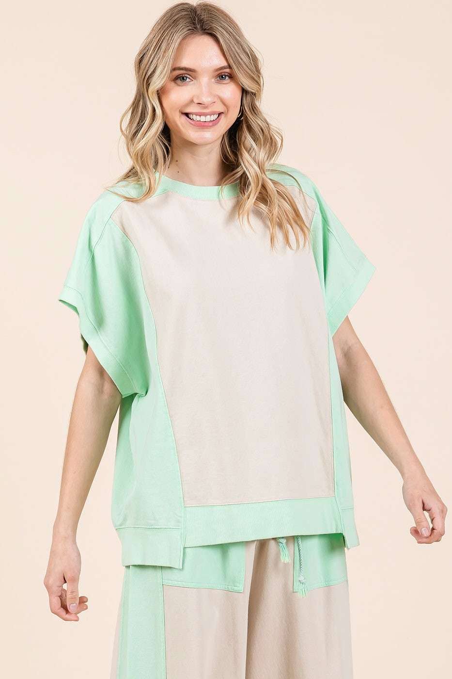 mittoshop – Großhandel Tunika – Damen – ÜBERGROSSES KURZARMSHIRT IM FARBBLOCKDESIGN0