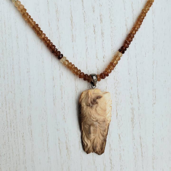 Divine Dragon Designs - Vendita all'ingrosso Collana con ciondolo/pendaglio - Collana di perline OOAK - Sciamano e lupo - Granato essonite