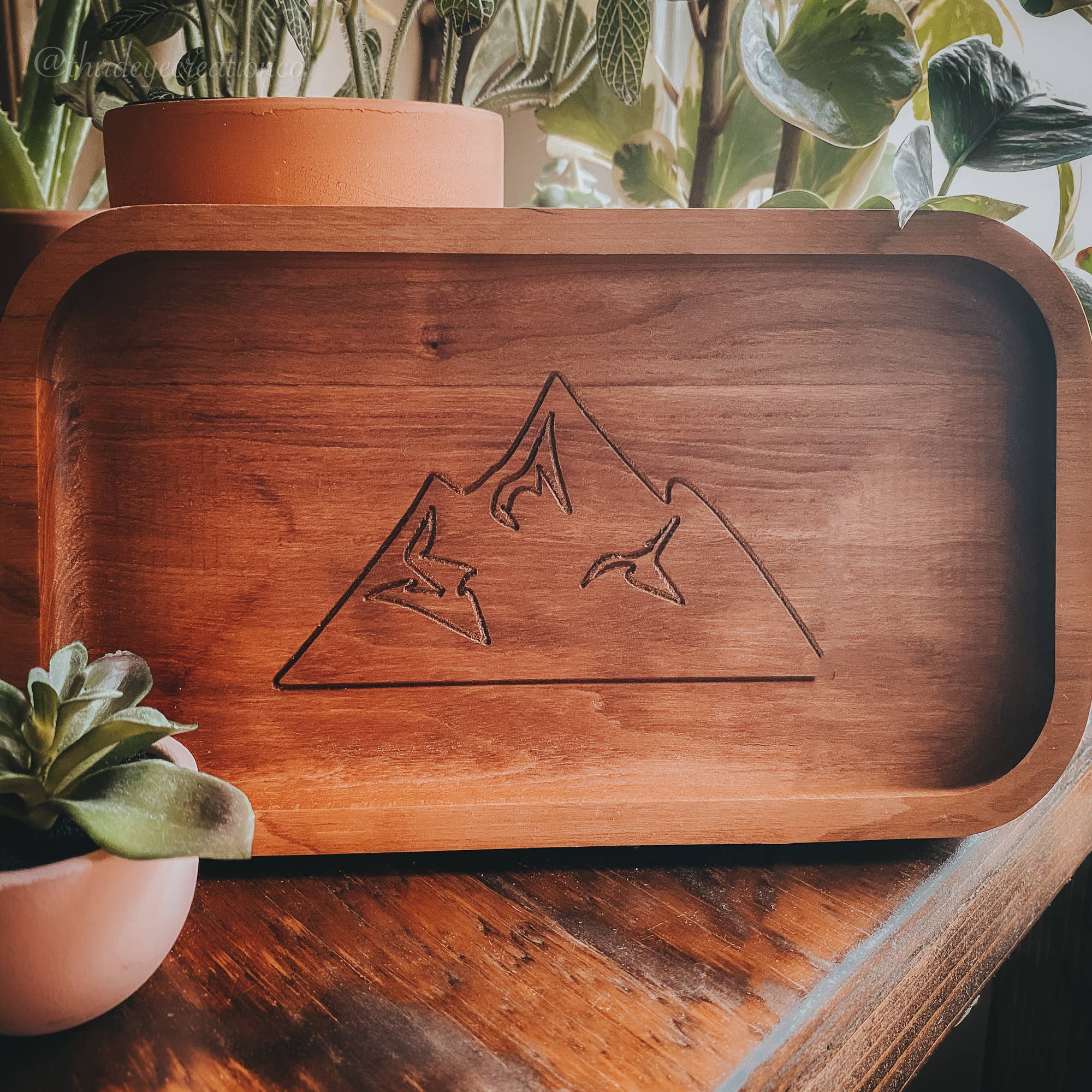 Third Eye Creation Company - Venta al por mayor Bandejas decorativas - Bandeja Rústica de Madera – Diseño de Montaña - Nogal4