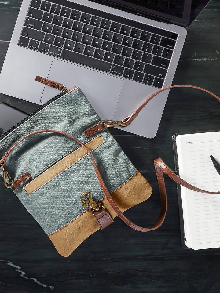 Sac à bandoulière pliable en toile recyclée Finley pour femmes pour la vente par Mona B.