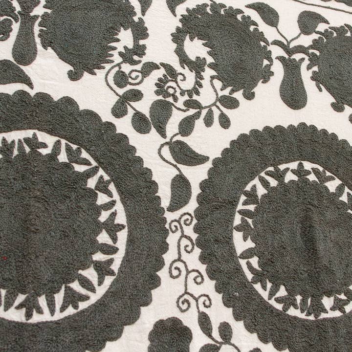 De-cor - Wholesale Tapestry/Textile - Stone Medallion Hand-Embroidered Suzani Throw4