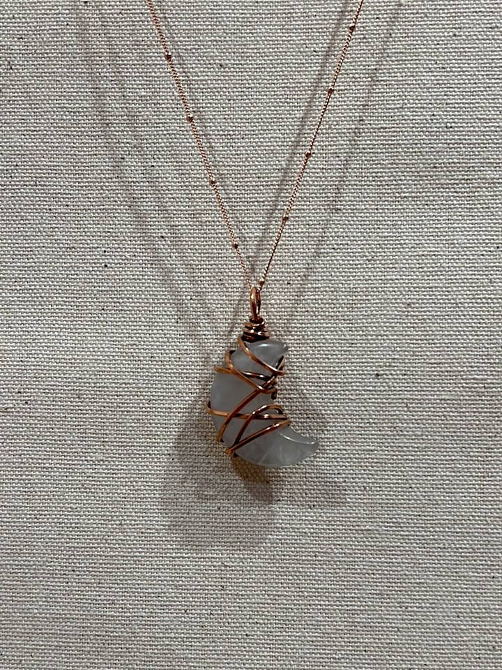 Pendentif en forme de lune en quartz transparent pour la vente par Brooklyn Belle Designs