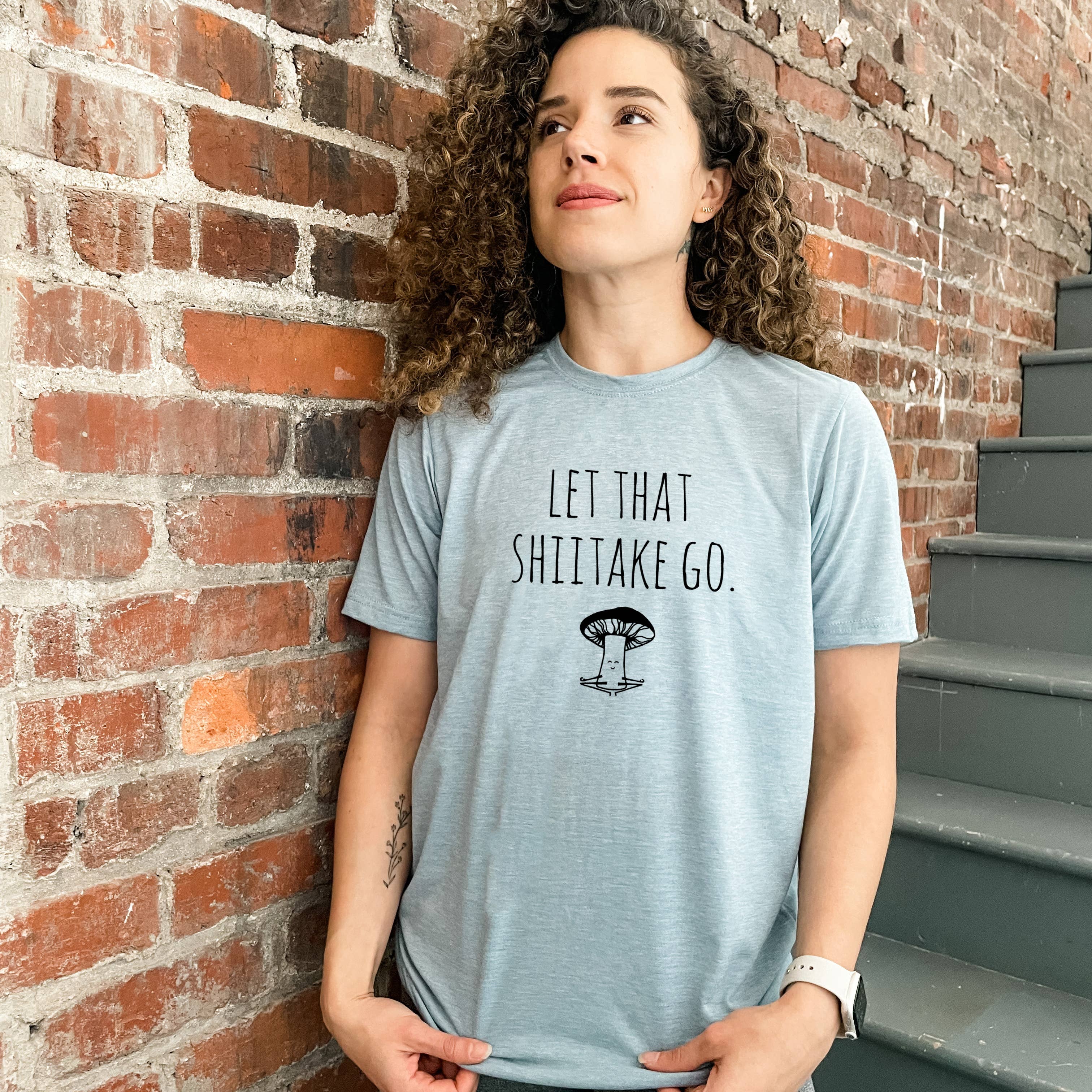 Moonlight Makers - Wholesale T-shirt met print - Heren - Let That Shiitake Go - Grappig T-shirt voor heren - Mushroom, Yoga4