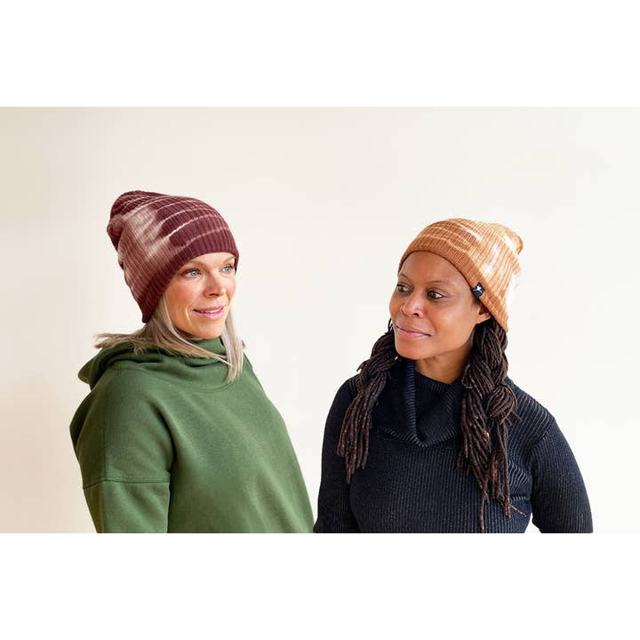 Beaniehoed van biologisch katoen met tie-dye-patroon voor wholesale door Hats For Healing