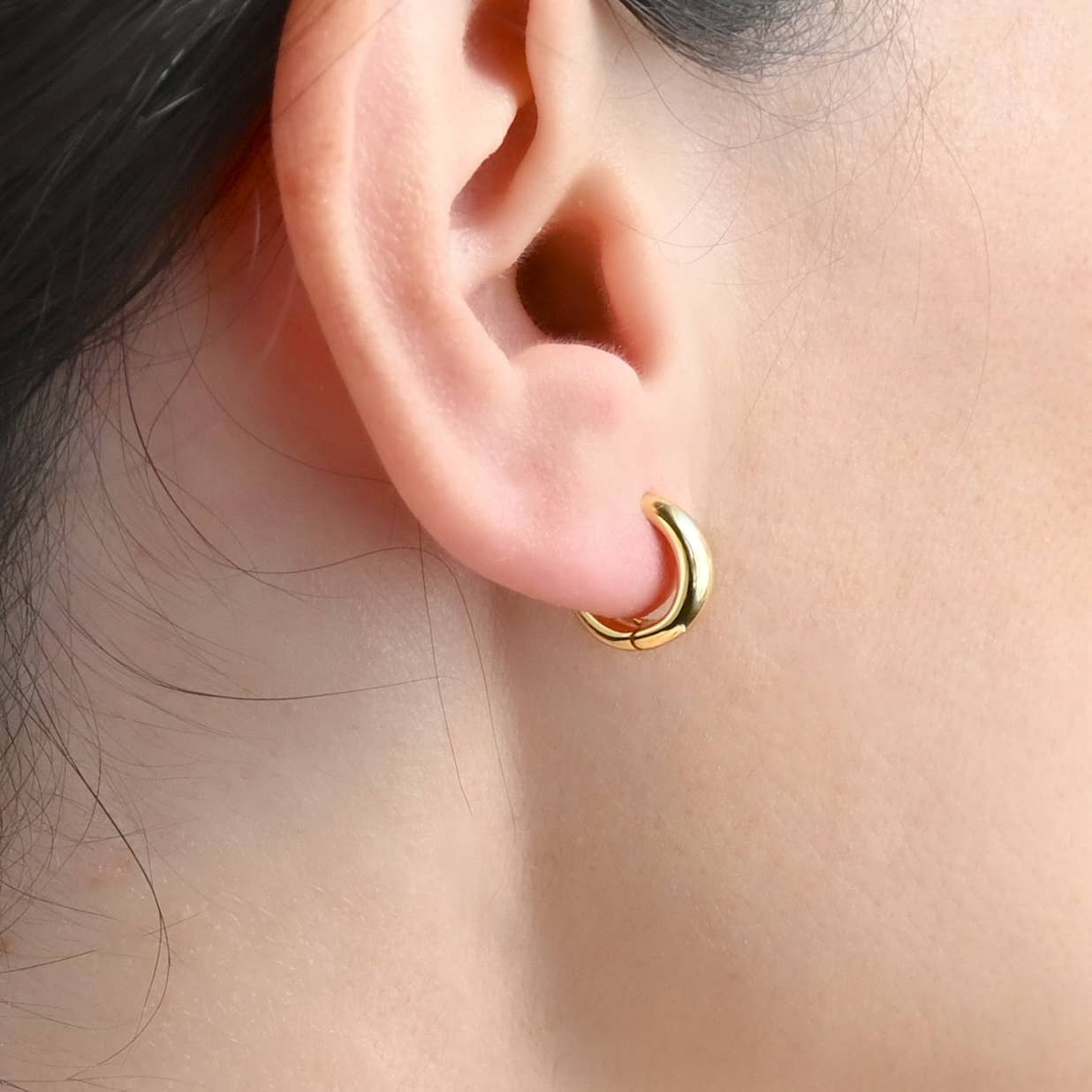 Blueyejewelry - Vendita all'ingrosso Orecchini a cerchietto - Cerchi spessi piccoli - Orecchini huggie in argento sterling e vermeil oro 18k5