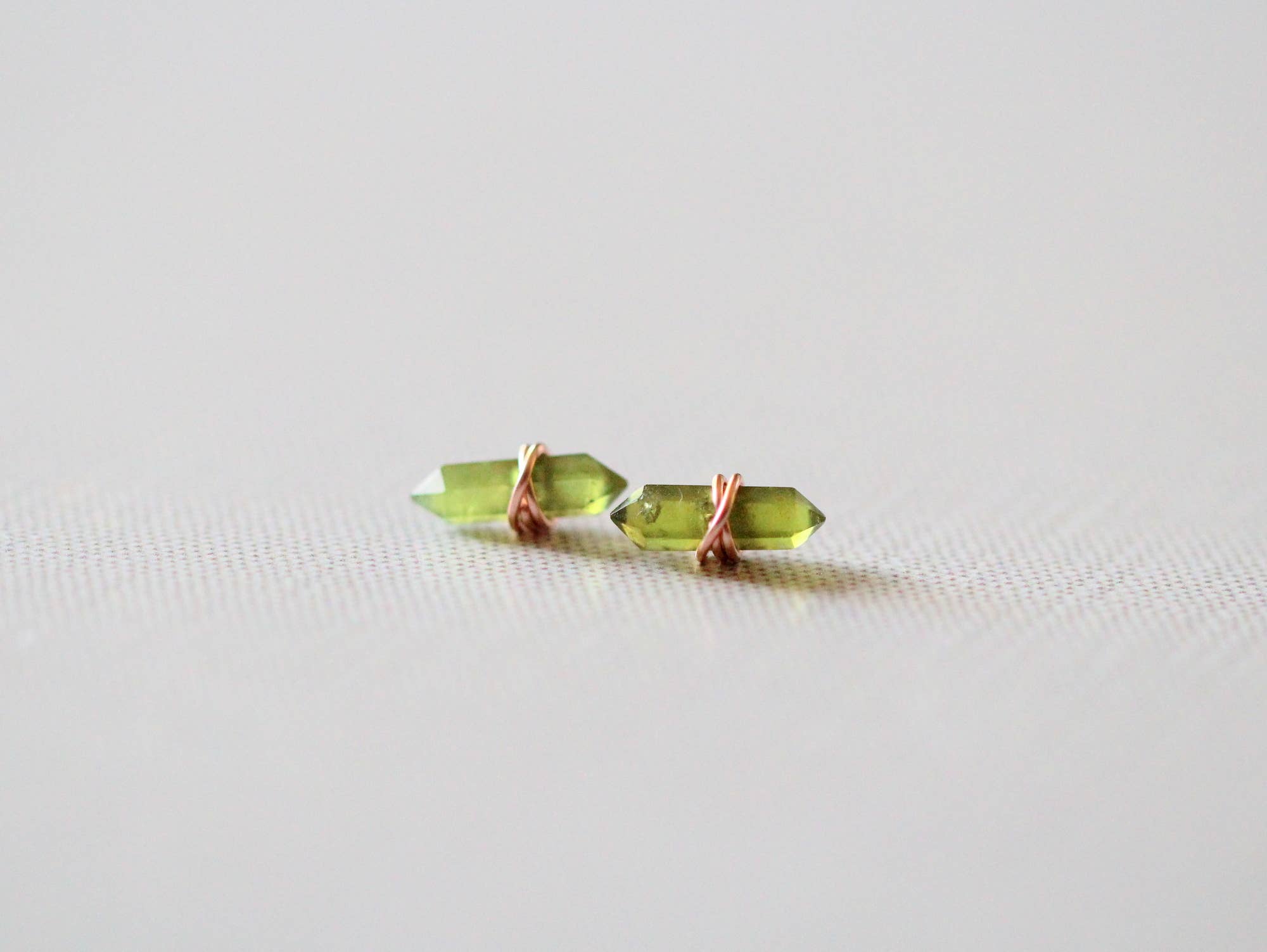 Saressa Designs – Engroshandel Ørestikkere – Crest Studs - Peridot1